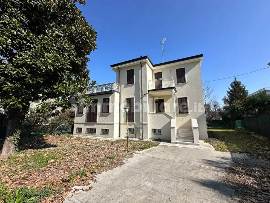 Immagine 1 di Casa indipendente in vendita  a Mirandola