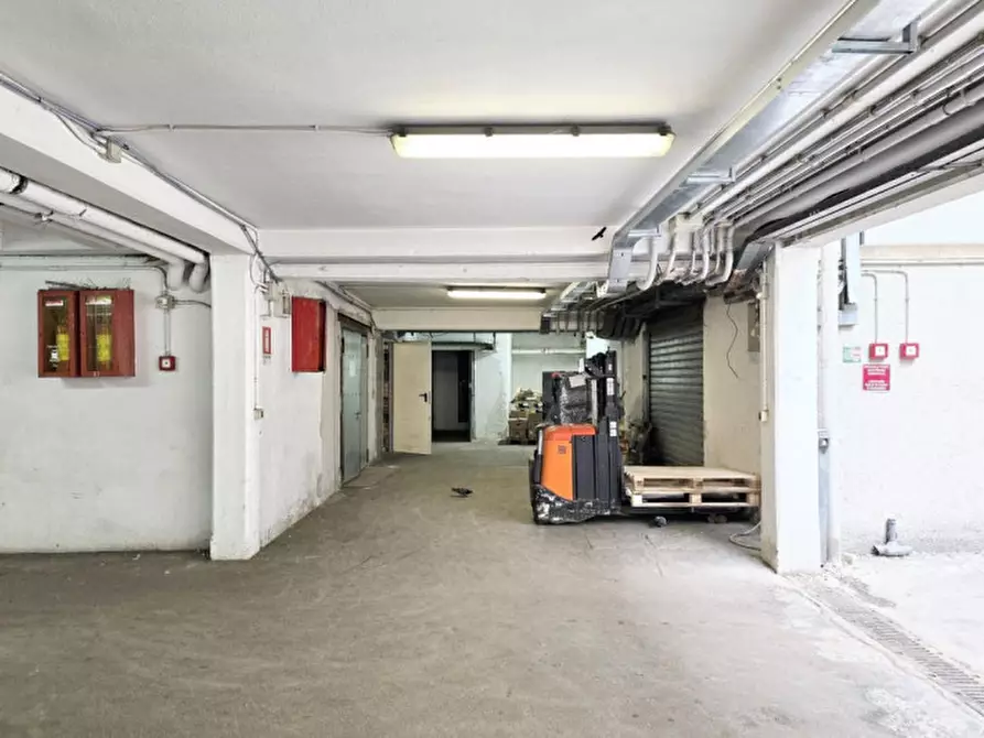 Immagine 3 di Magazzino in vendita  in Piazza Alcide De Gasperi, N. 51 bis - 65 a Padova