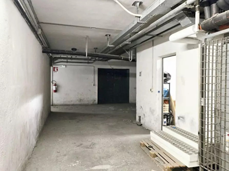 Immagine 4 di Magazzino in vendita  in Piazza Alcide De Gasperi, N. 51 bis - 65 a Padova