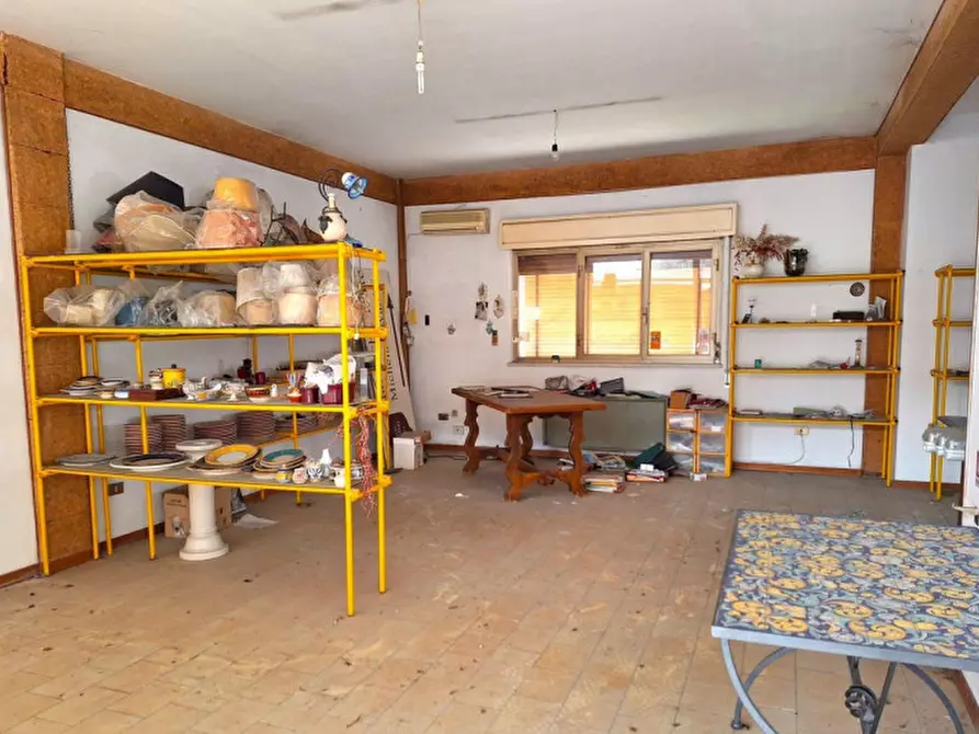 Immagine 3 di Negozio in vendita  in Via Tibertina sud, N. 220B a Deruta