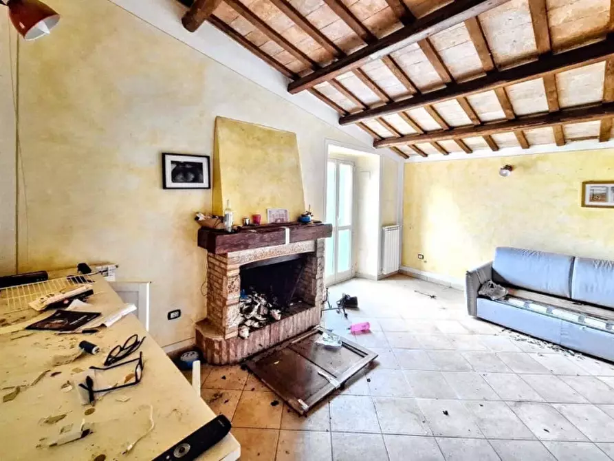 Immagine 1 di Rustico / casale in vendita  in Frazione Bazzano Superiore, N. 19-23 a Spoleto