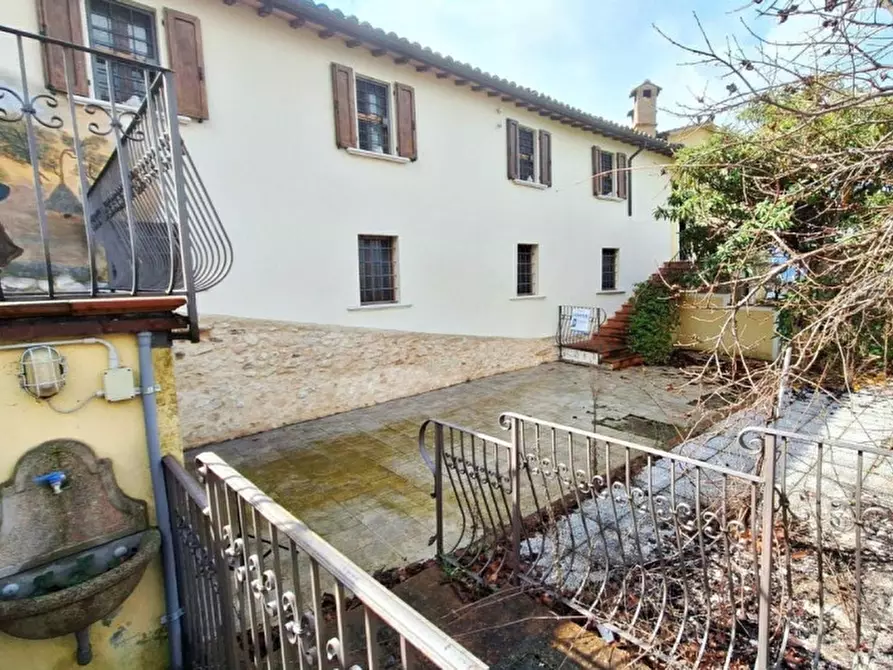 Immagine 8 di Rustico / casale in vendita  in Frazione Bazzano Superiore, N. 19-23 a Spoleto