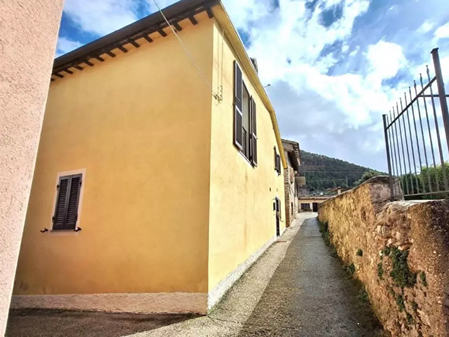 Immagine 10 di Rustico / casale in vendita  in Frazione Bazzano Superiore, N. 19-23 a Spoleto