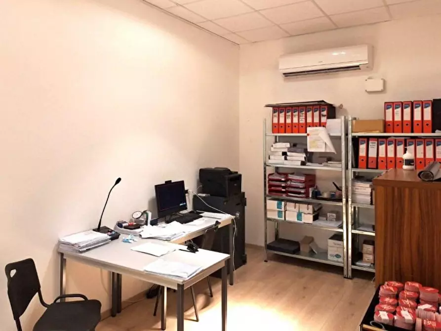 Immagine 4 di Negozio in vendita  in Contrada Valcorrente, N. 23 a Belpasso