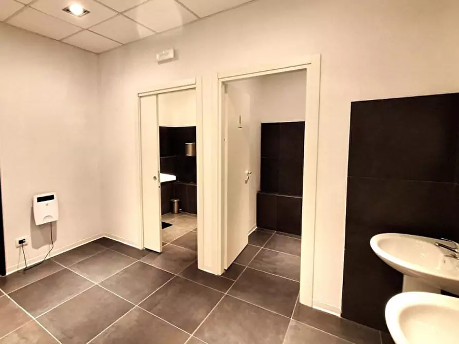 Immagine 8 di Negozio in vendita  in Contrada Valcorrente, N. 23 a Belpasso