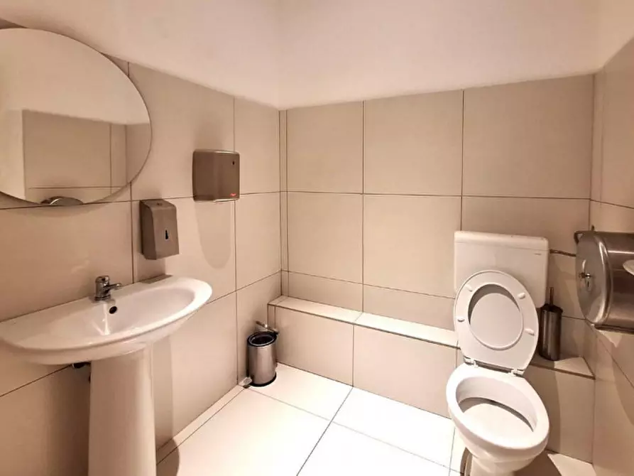 Immagine 9 di Negozio in vendita  in Contrada Valcorrente, N. 23 a Belpasso