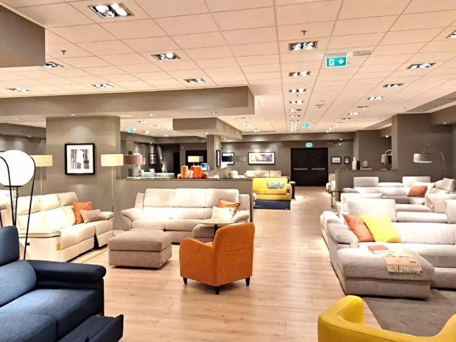 Immagine 11 di Negozio in vendita  in Contrada Valcorrente, N. 23 a Belpasso