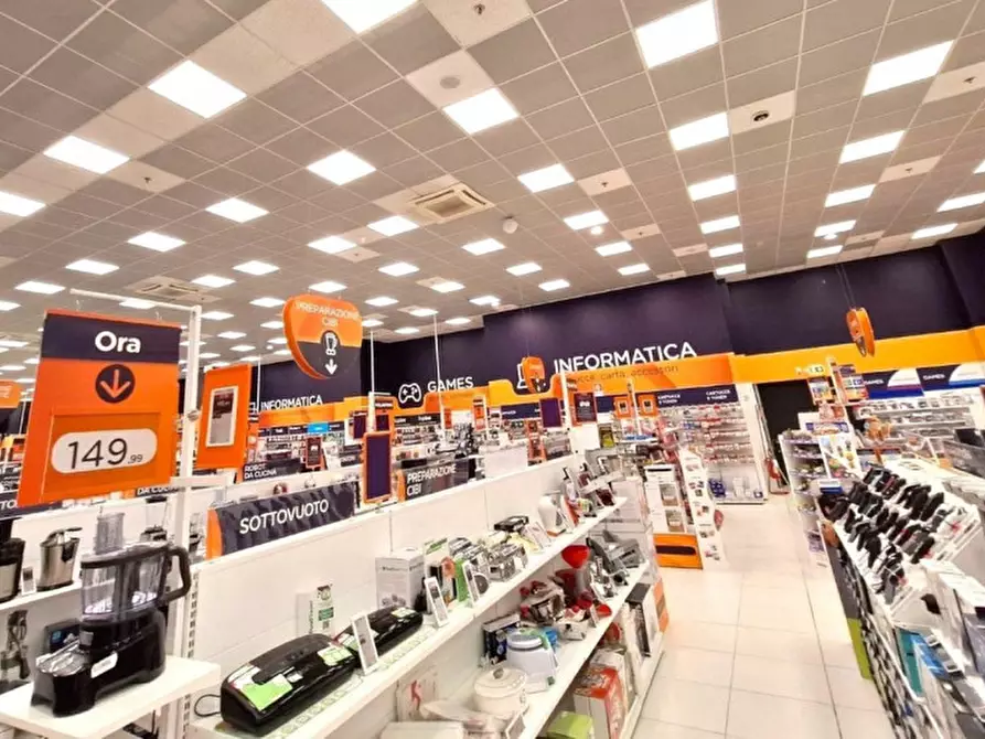 Immagine 3 di Negozio in vendita  in Contrada Valcorrente, N. 23 a Belpasso