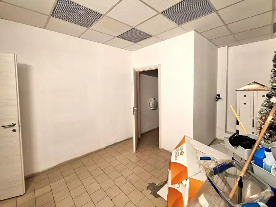 Immagine 5 di Negozio in vendita  in Contrada Valcorrente, N. 23 a Belpasso