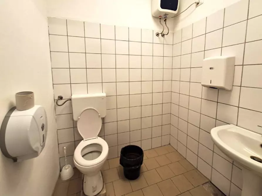 Immagine 12 di Negozio in vendita  in Contrada Valcorrente, N. 23 a Belpasso