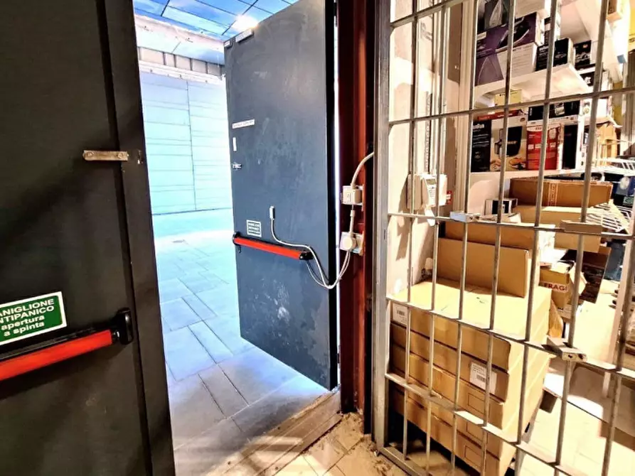 Immagine 13 di Negozio in vendita  in Contrada Valcorrente, N. 23 a Belpasso