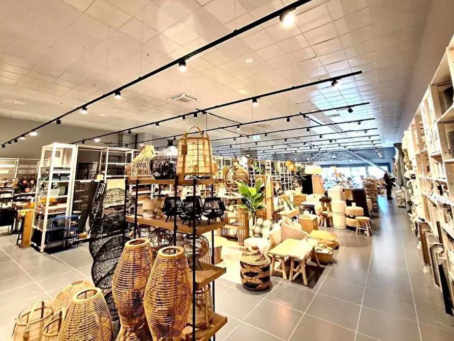 Immagine 3 di Negozio in vendita  in Contrada Valcorrente, N. 23 a Belpasso