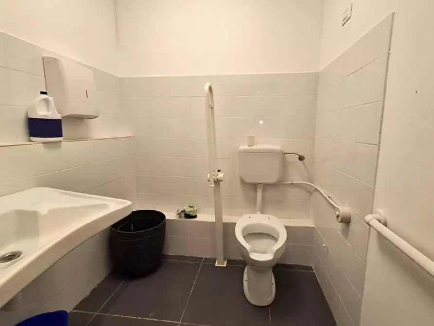 Immagine 9 di Negozio in vendita  in Contrada Valcorrente, N. 23 a Belpasso