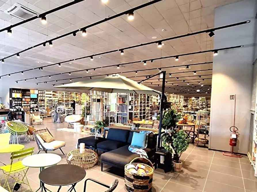 Immagine 11 di Negozio in vendita  in Contrada Valcorrente, N. 23 a Belpasso