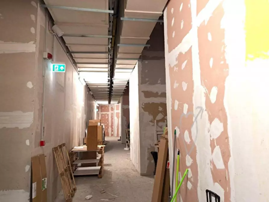 Immagine 12 di Negozio in vendita  in Contrada Valcorrente, N. 23 a Belpasso