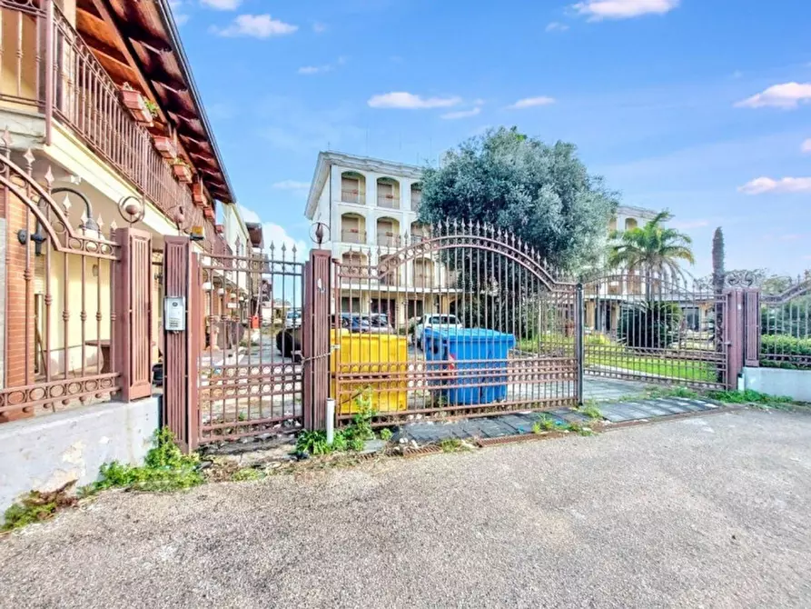 Immagine 1 di Hotel in vendita  in Via Domiziana, N. Km 36+300 a Castel Volturno