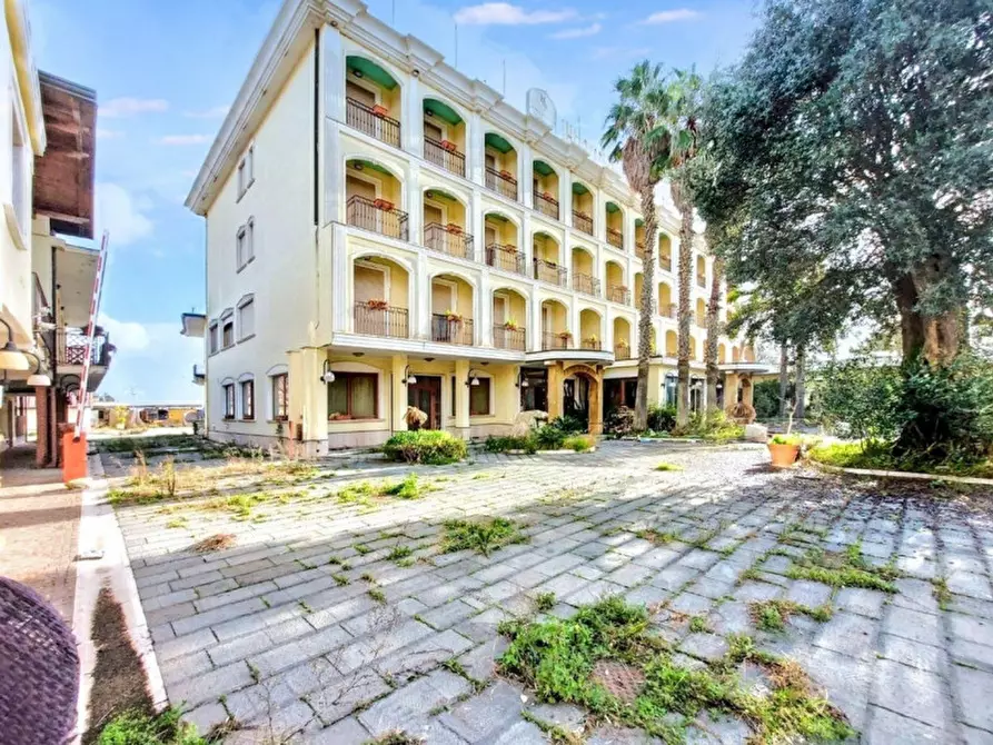 Immagine 2 di Hotel in vendita  in Via Domiziana, N. Km 36+300 a Castel Volturno