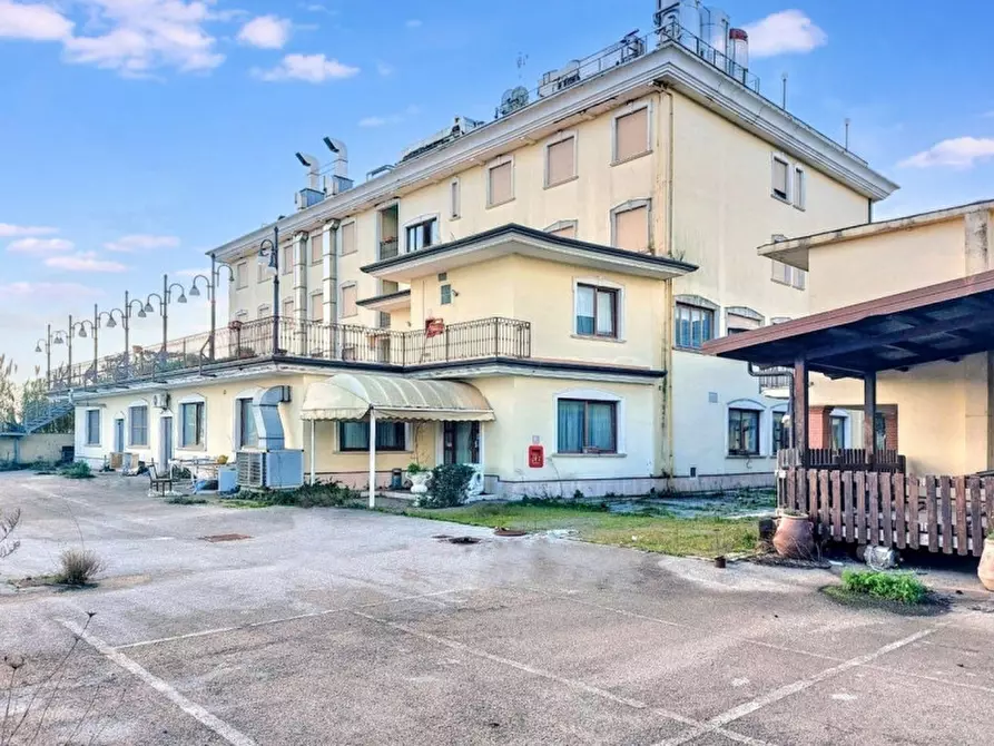 Immagine 3 di Hotel in vendita  in Via Domiziana, N. Km 36+300 a Castel Volturno