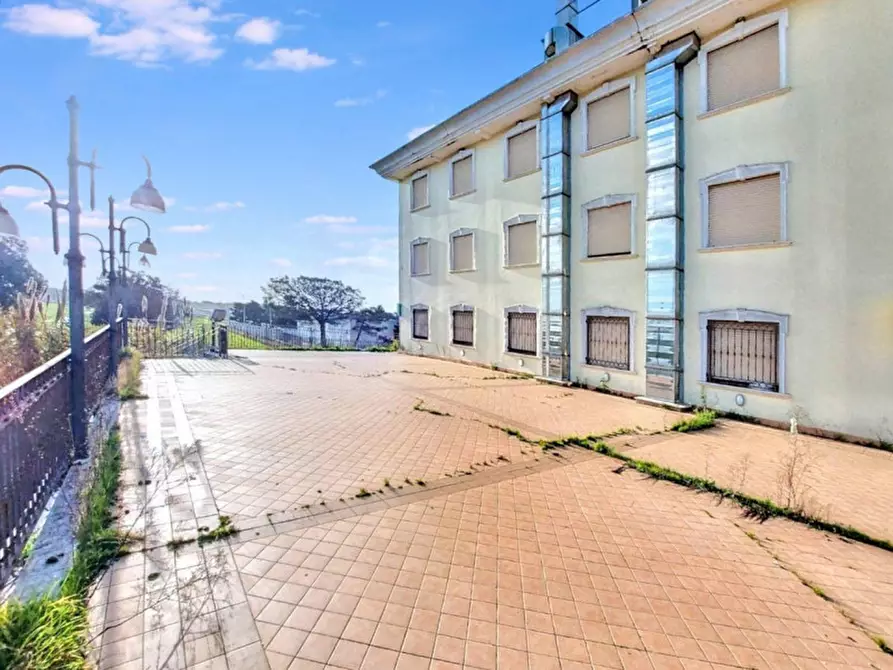 Immagine 4 di Hotel in vendita  in Via Domiziana, N. Km 36+300 a Castel Volturno