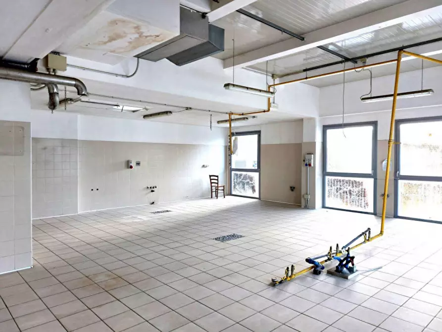 Immagine 10 di Magazzino in vendita  in Via Sergio Cavina, N. 9-11 a Ravenna