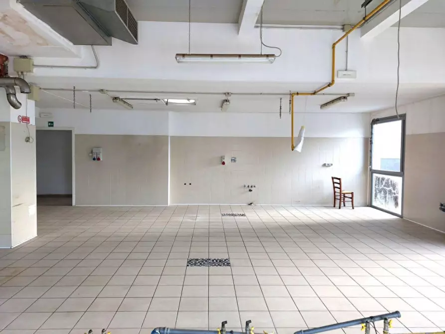 Immagine 11 di Magazzino in vendita  in Via Sergio Cavina, N. 9-11 a Ravenna