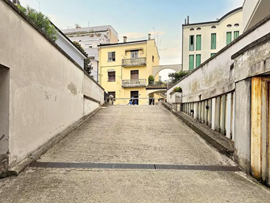 Immagine 10 di Posto auto in vendita  in Via Umberto I, N. 37 a Rovigo