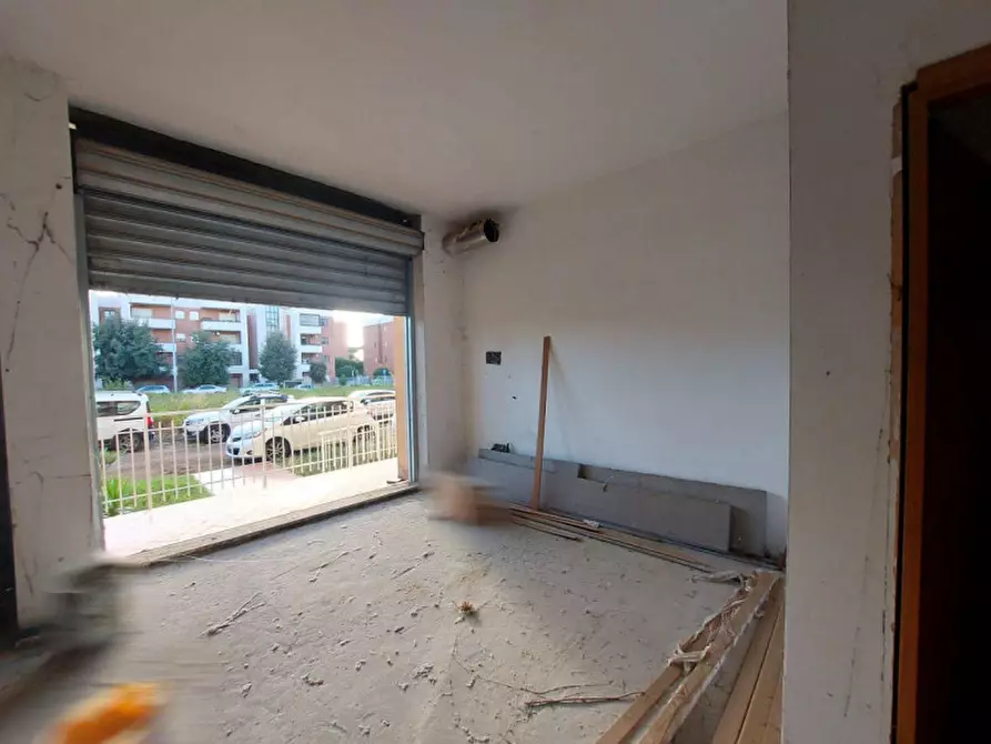 Immagine 1 di Negozio in vendita  in Via Raffaello Liberti, N. 52-54 a Roma