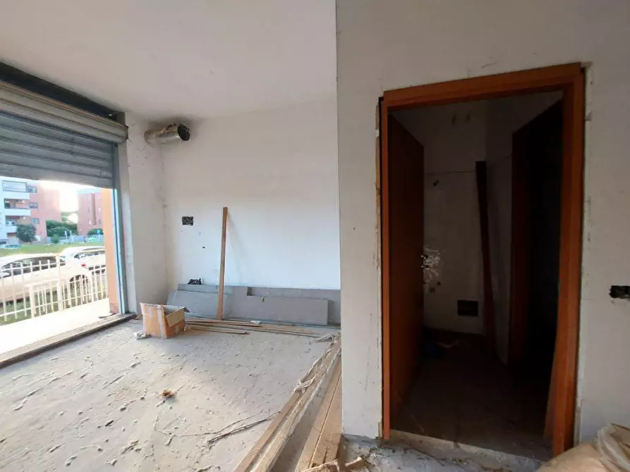 Immagine 2 di Negozio in vendita  in Via Raffaello Liberti, N. 52-54 a Roma