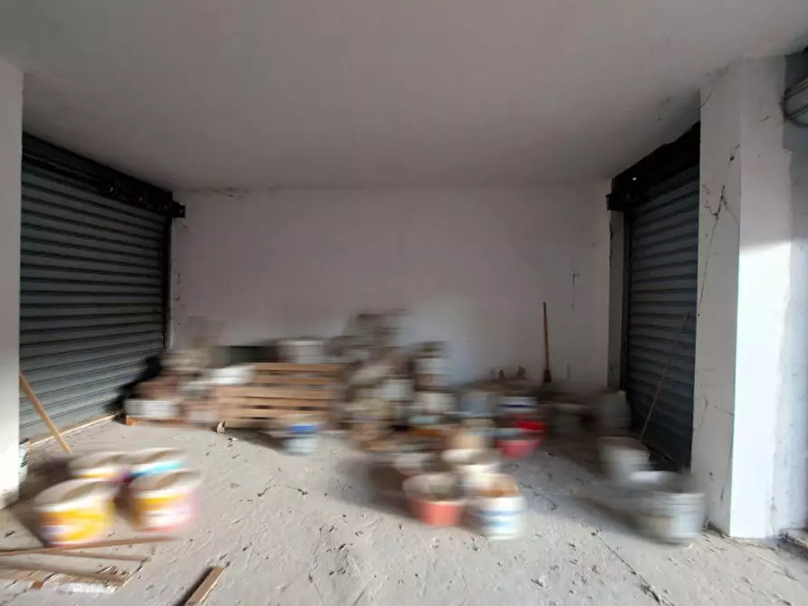 Immagine 3 di Negozio in vendita  in Via Raffaello Liberti, N. 52-54 a Roma