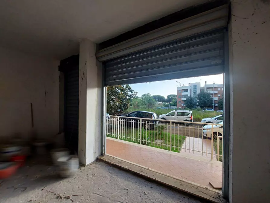 Immagine 4 di Negozio in vendita  in Via Raffaello Liberti, N. 52-54 a Roma