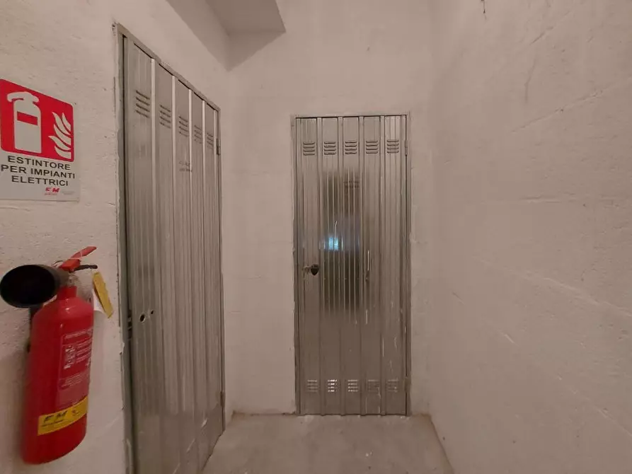 Immagine 5 di Negozio in vendita  in Via Raffaello Liberti, N. 52-54 a Roma