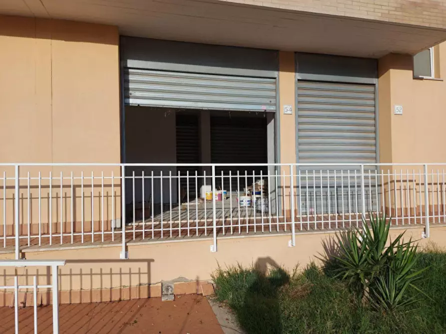 Immagine 6 di Negozio in vendita  in Via Raffaello Liberti, N. 52-54 a Roma