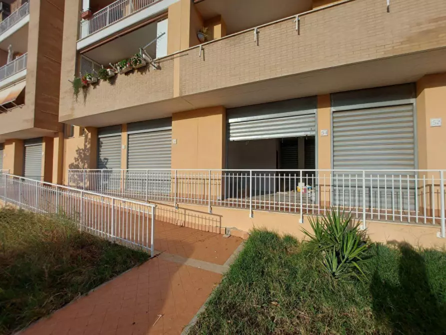 Immagine 7 di Negozio in vendita  in Via Raffaello Liberti, N. 52-54 a Roma