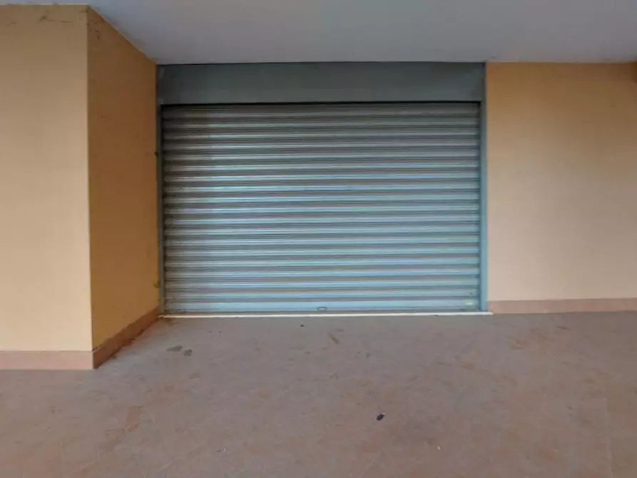 Immagine 8 di Negozio in vendita  in Via Raffaello Liberti, N. 52-54 a Roma