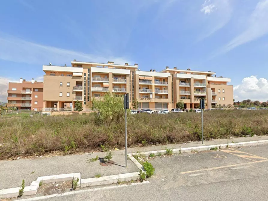 Immagine 10 di Negozio in vendita  in Via Raffaello Liberti, N. 52-54 a Roma