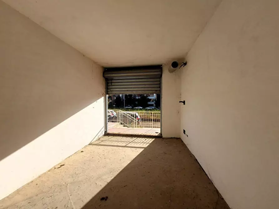 Immagine 1 di Negozio in vendita  in Via Raffaello Liberti, N. 62 a Roma