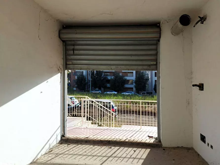Immagine 2 di Negozio in vendita  in Via Raffaello Liberti, N. 62 a Roma
