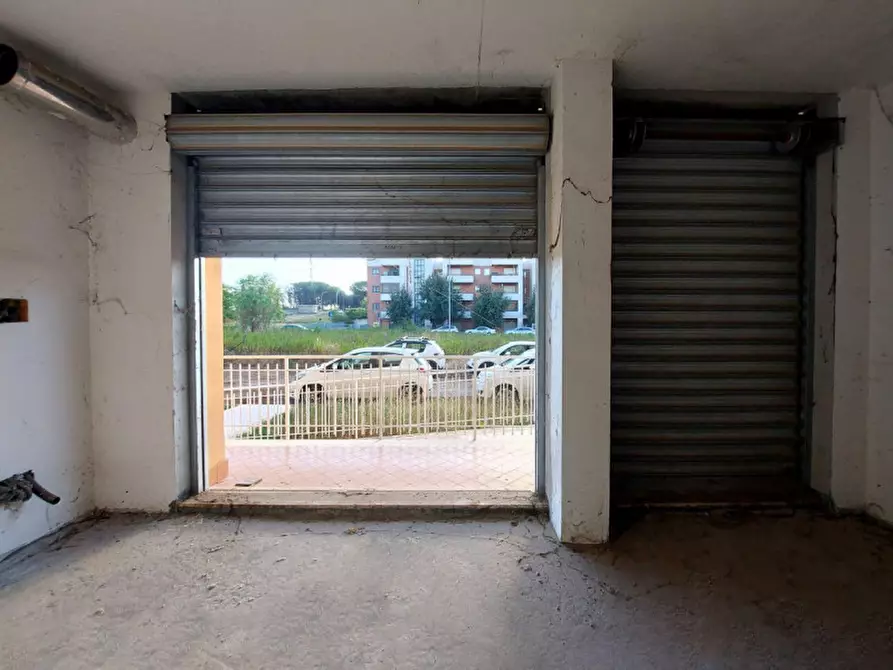 Immagine 1 di Negozio in vendita  in Via Raffaello Liberti, N. 56-58 a Roma