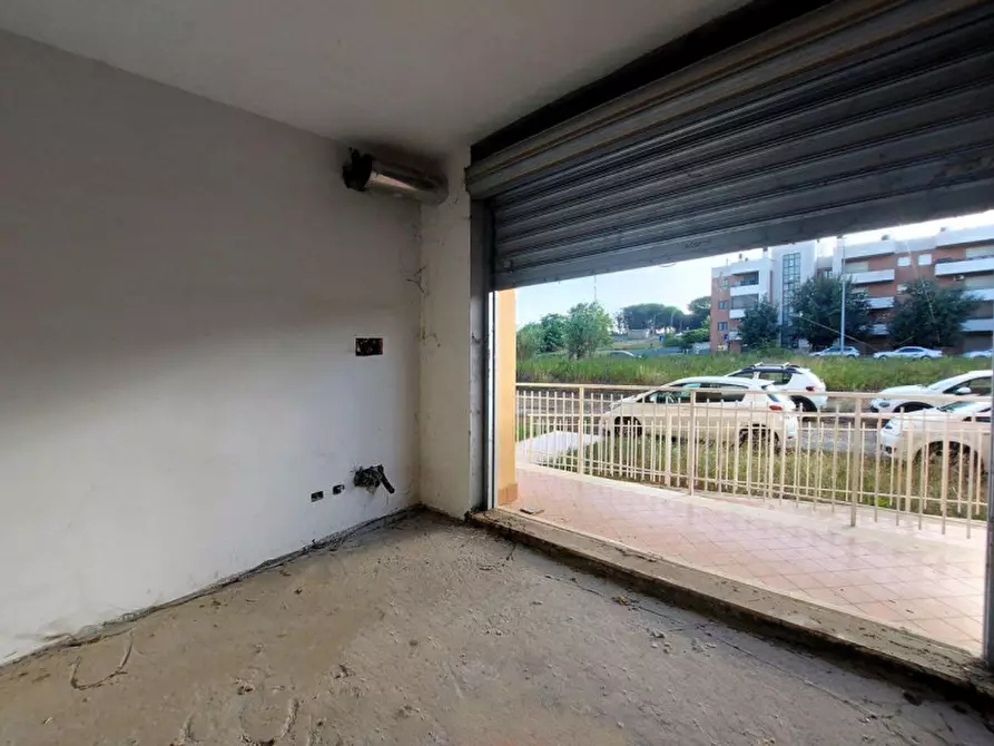 Immagine 2 di Negozio in vendita  in Via Raffaello Liberti, N. 56-58 a Roma
