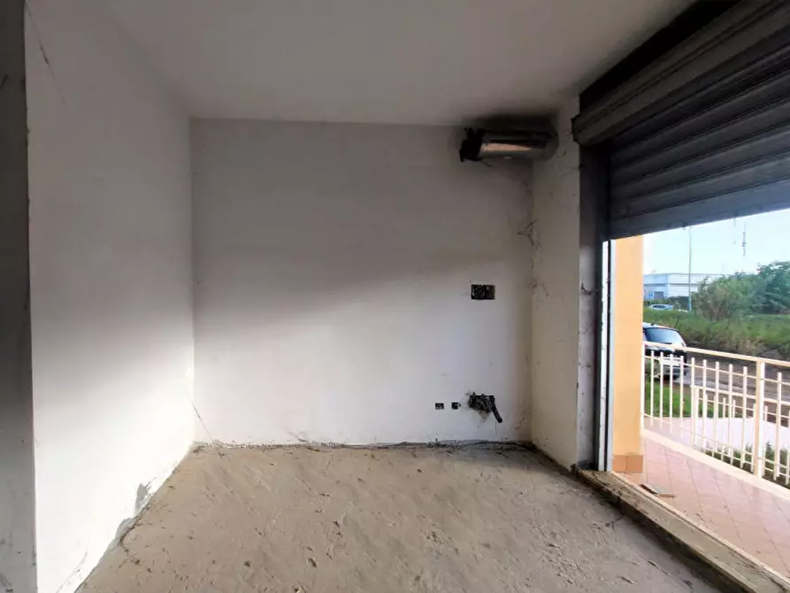 Immagine 3 di Negozio in vendita  in Via Raffaello Liberti, N. 56-58 a Roma