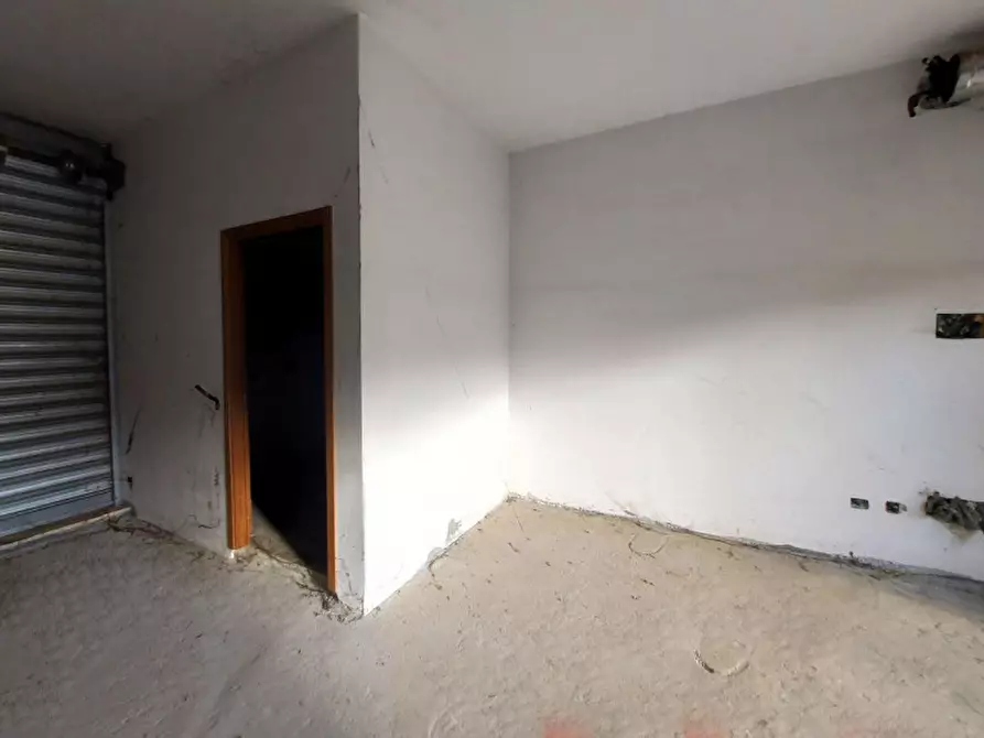 Immagine 4 di Negozio in vendita  in Via Raffaello Liberti, N. 56-58 a Roma