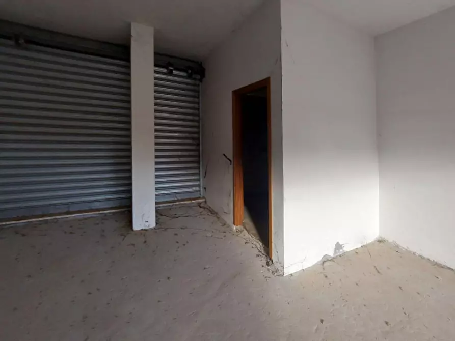 Immagine 5 di Negozio in vendita  in Via Raffaello Liberti, N. 56-58 a Roma