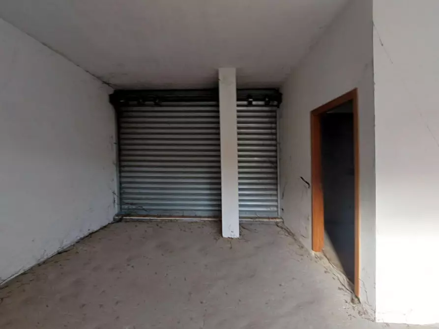 Immagine 6 di Negozio in vendita  in Via Raffaello Liberti, N. 56-58 a Roma