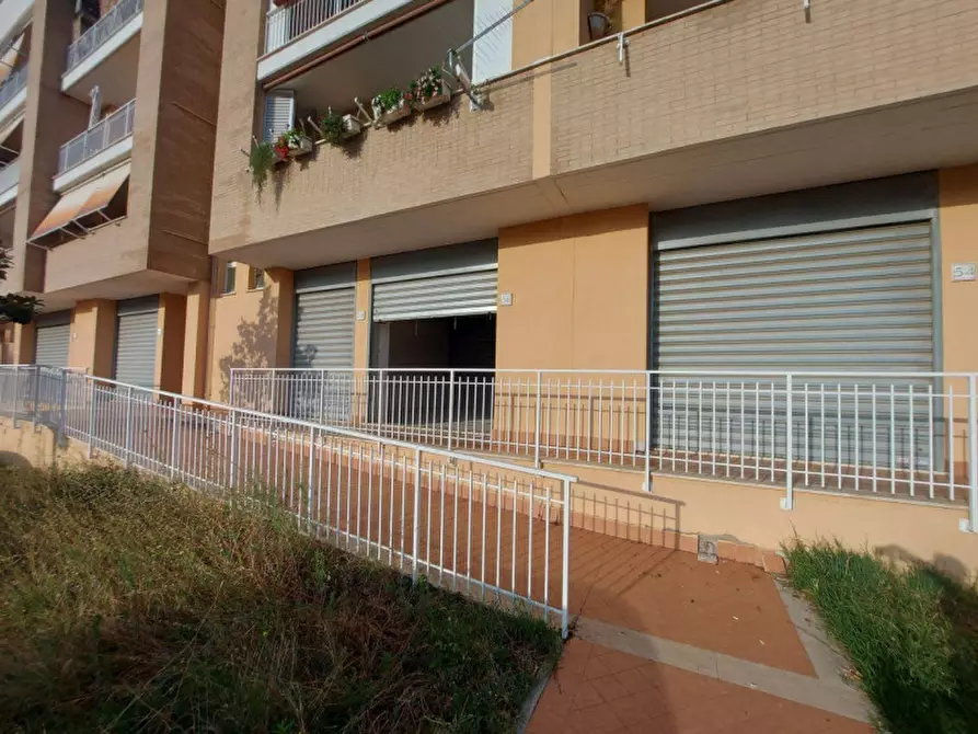 Immagine 7 di Negozio in vendita  in Via Raffaello Liberti, N. 56-58 a Roma