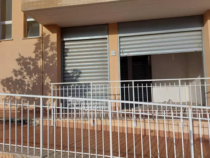 Immagine 8 di Negozio in vendita  in Via Raffaello Liberti, N. 56-58 a Roma