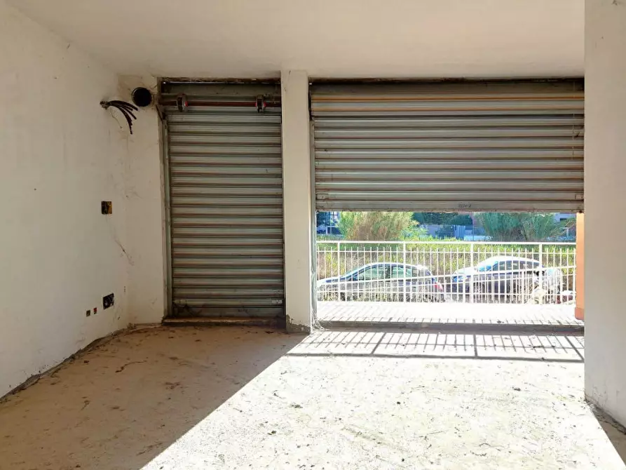 Immagine 1 di Negozio in vendita  in Via Raffaello Liberti, N. 64-66 a Roma