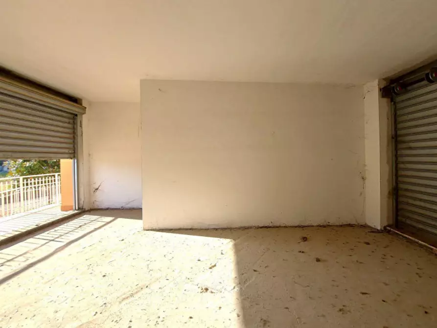 Immagine 2 di Negozio in vendita  in Via Raffaello Liberti, N. 64-66 a Roma