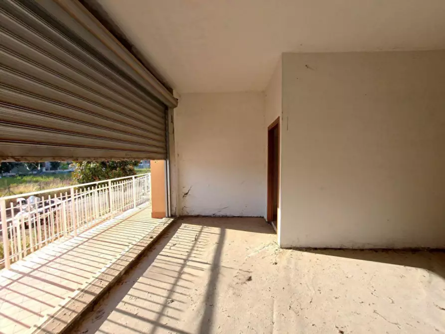 Immagine 3 di Negozio in vendita  in Via Raffaello Liberti, N. 64-66 a Roma