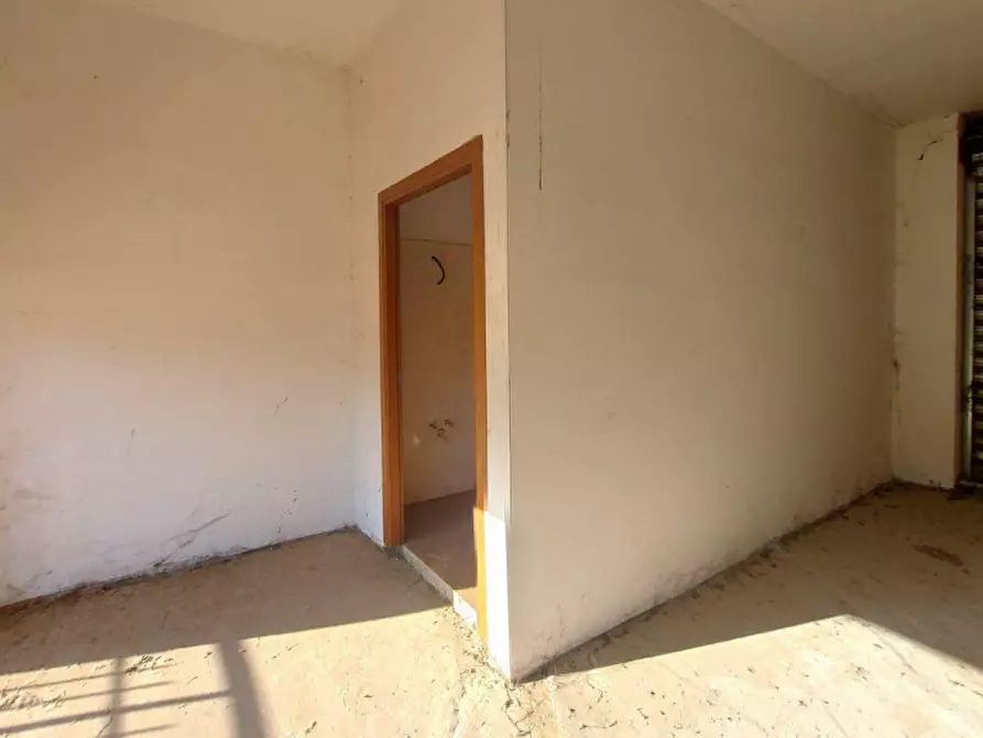 Immagine 4 di Negozio in vendita  in Via Raffaello Liberti, N. 64-66 a Roma