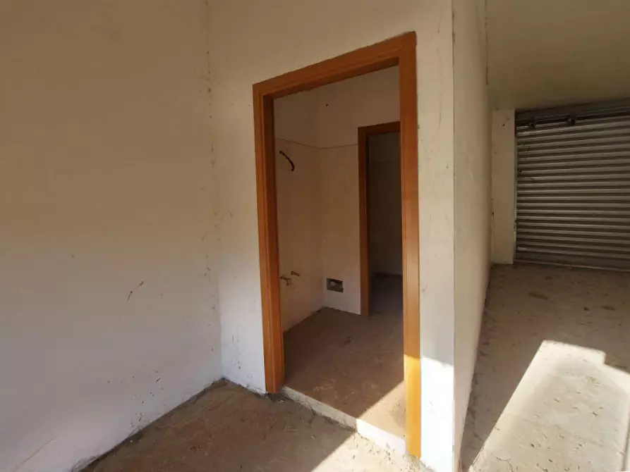 Immagine 5 di Negozio in vendita  in Via Raffaello Liberti, N. 64-66 a Roma